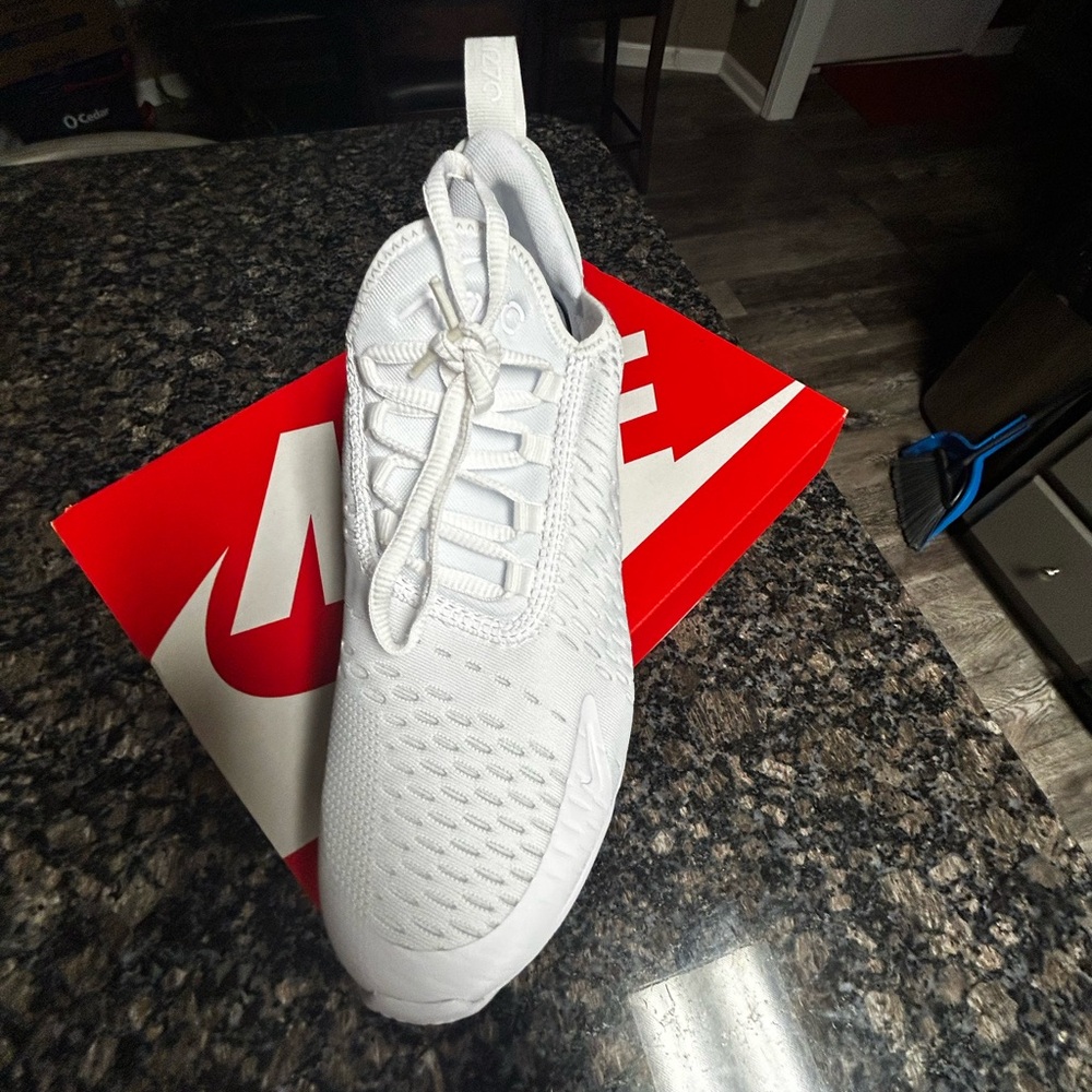 Nike Air Max 270 Triple White Size 7 Youth - Picture 3 of 4